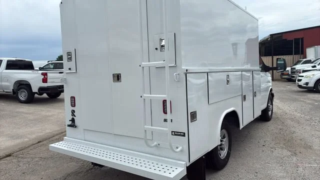 New 2025 Summit White Chevrolet 1WT image 7