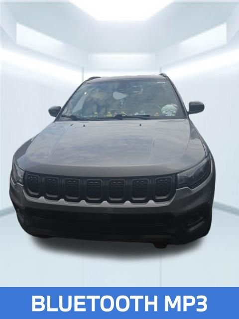 Used 2023 Silver Jeep Trailhawk image 2