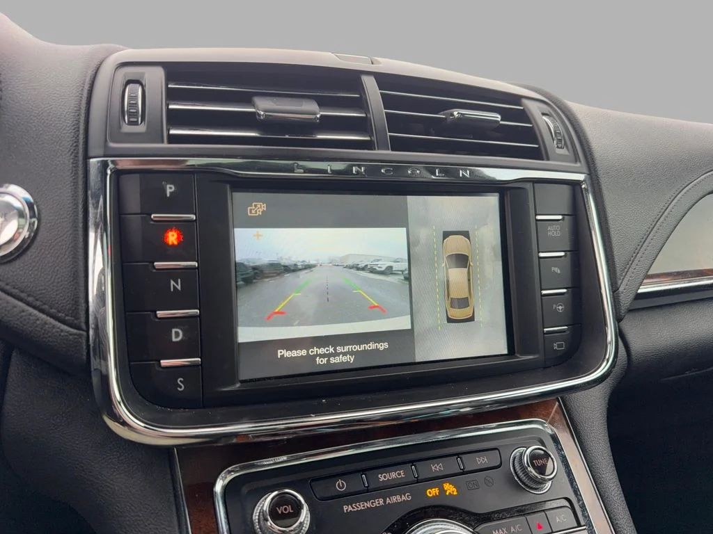 Used 2018 White Lincoln Reserve image 17