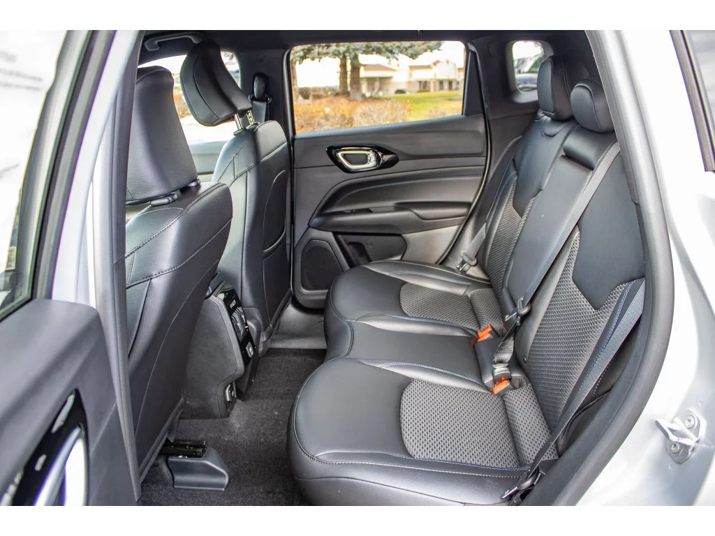 New 2026 Silver Zynith Metallic Clearcoat Jeep Latitude Altitude image 34
