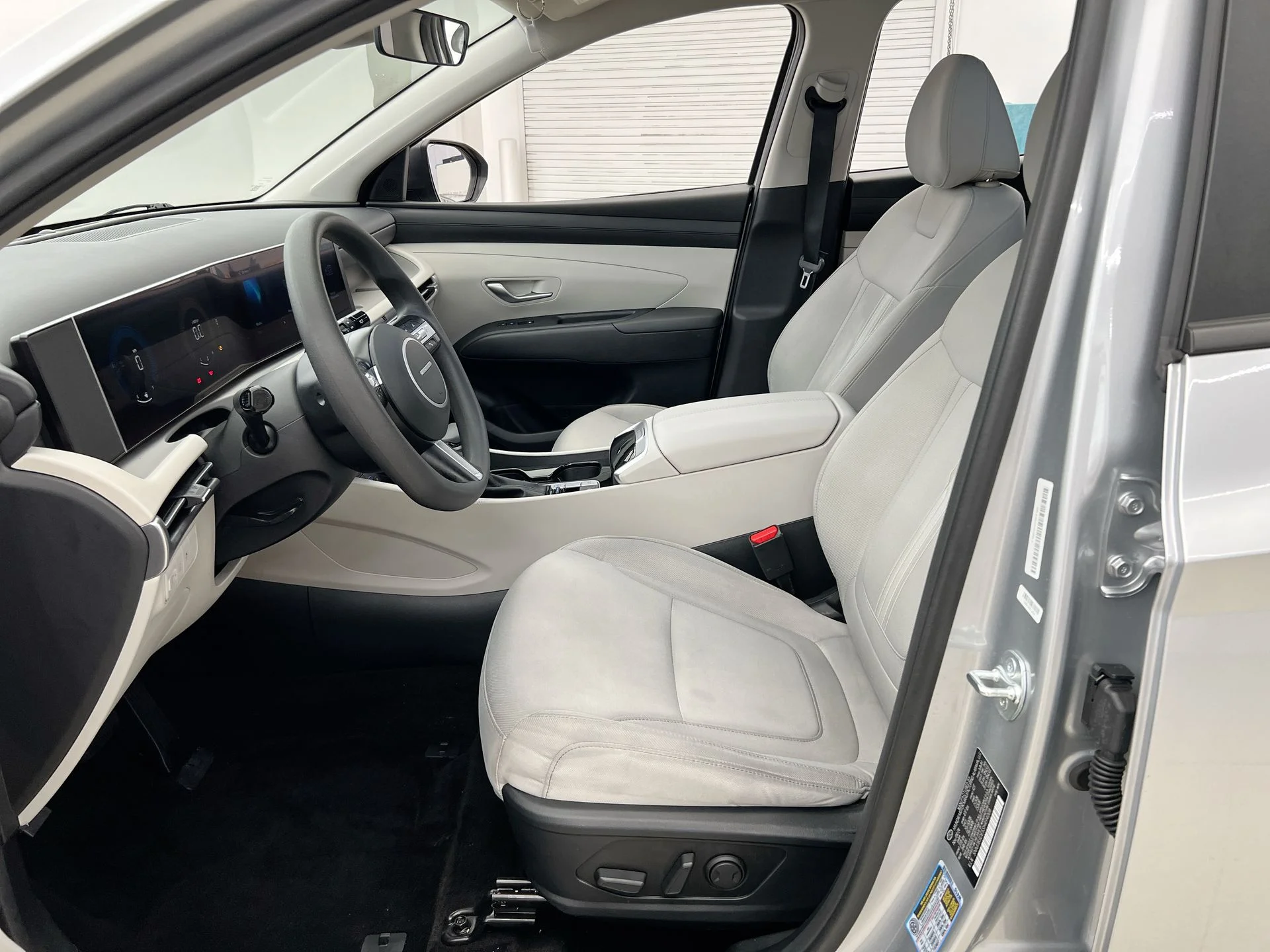 Used 2025 Silver Hyundai SEL image 9