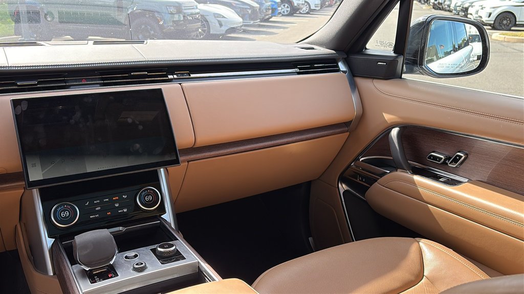 Used 2023 White Land Rover SE image 26