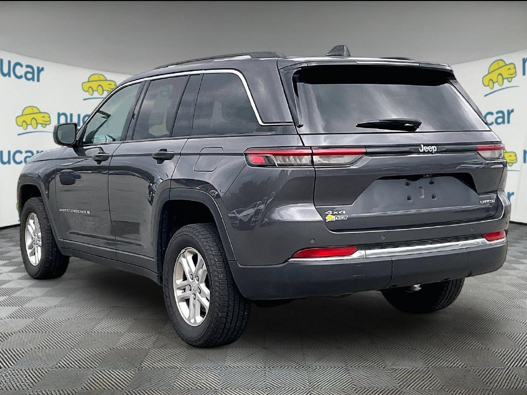 Used 2023 Metallic Jeep Laredo image 4