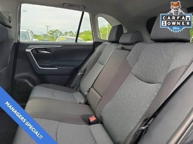 2025 Toyota RAV4 XLE - Photo 12