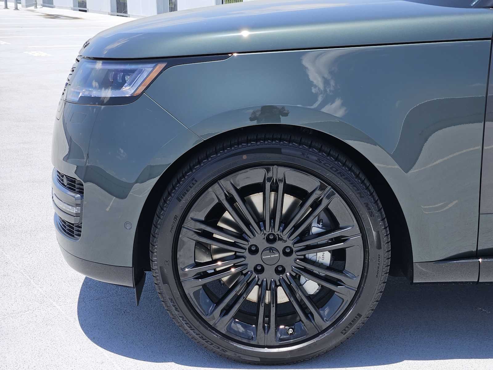 New 2026 Belgravia Green LAND ROVER SE image 9