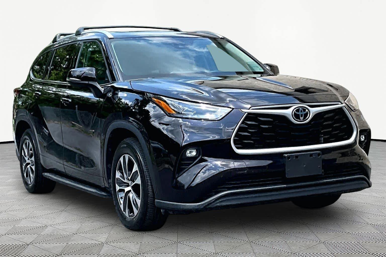 Used 2022 Opulent Amber Toyota XLE image 3