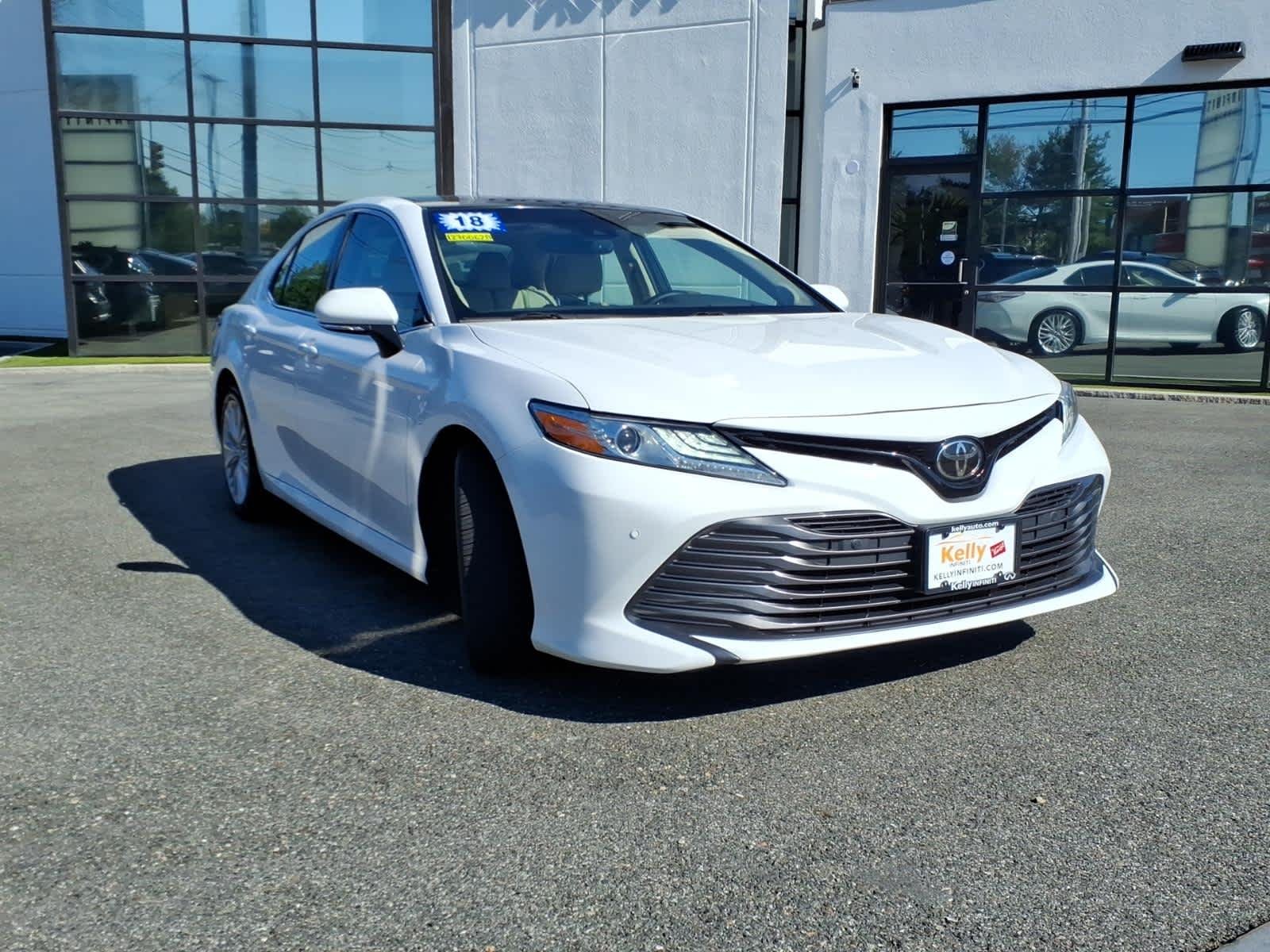 Used 2018 Super White Toyota XLE V6 image 3