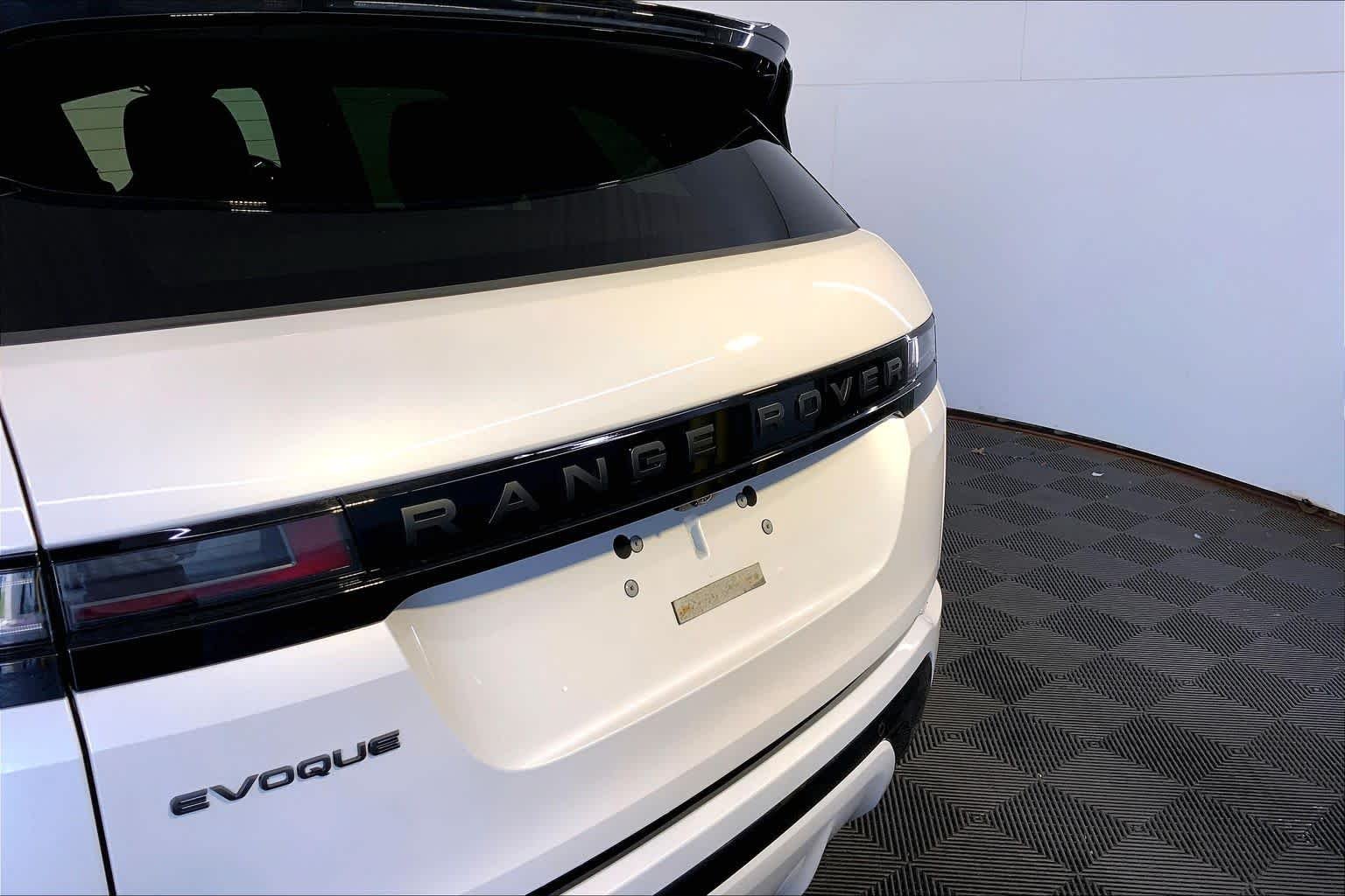 Used 2026 Ostuni Pearl White Premium Metallic Land Rover Dynamic SE image 32