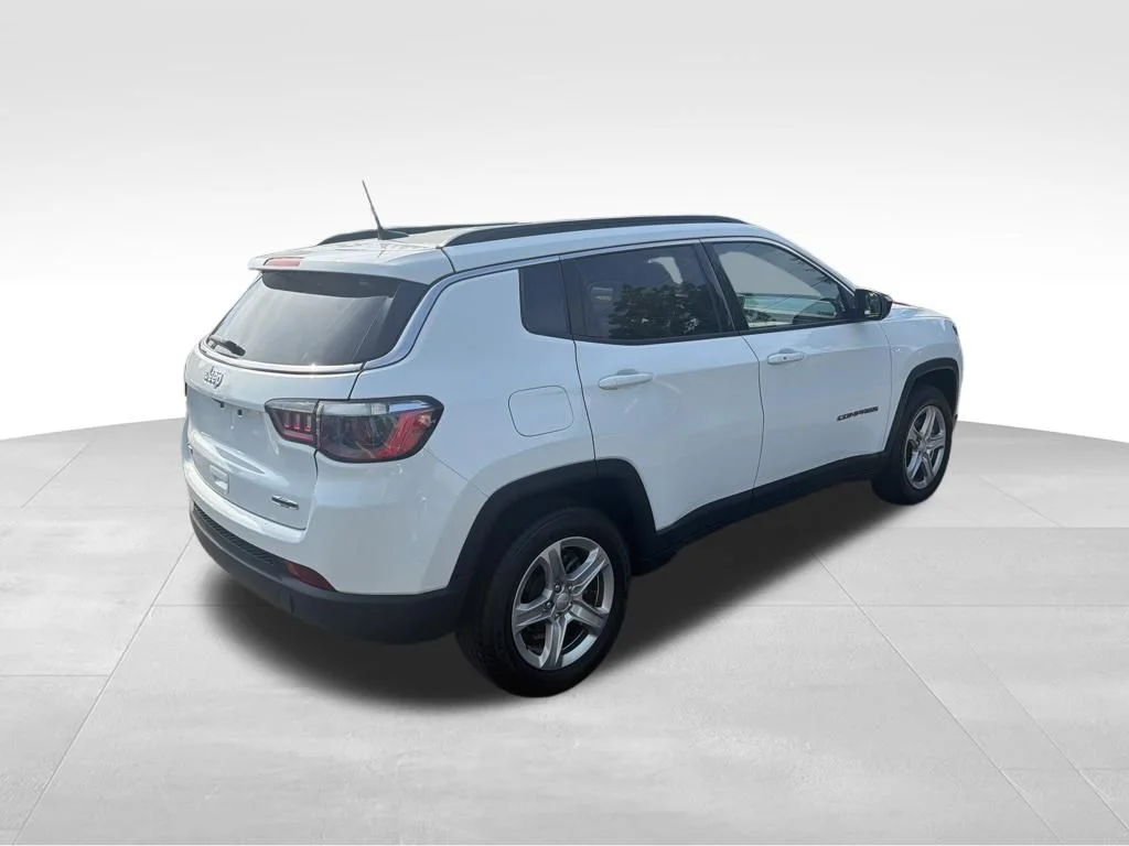 Used 2024 White/off-white Jeep Latitude image 5