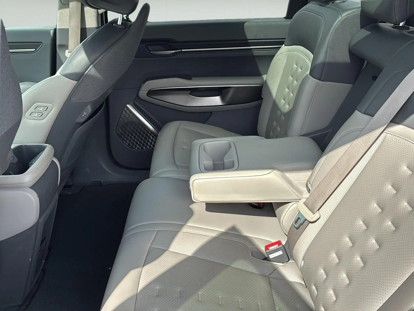 Used 2024 Snow White Pearl Kia Wind image 26