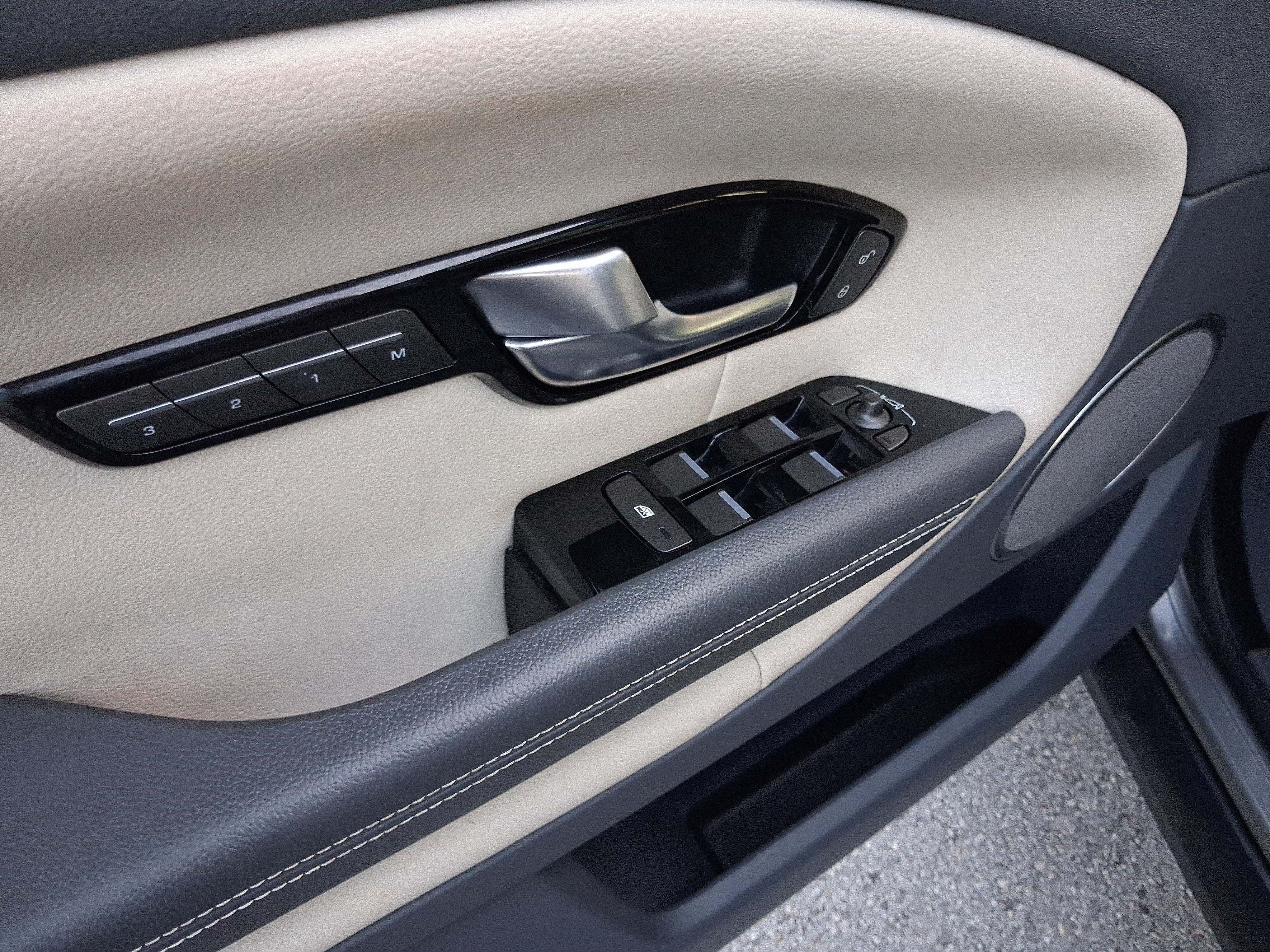 Used 2019  Land Rover SE image 17