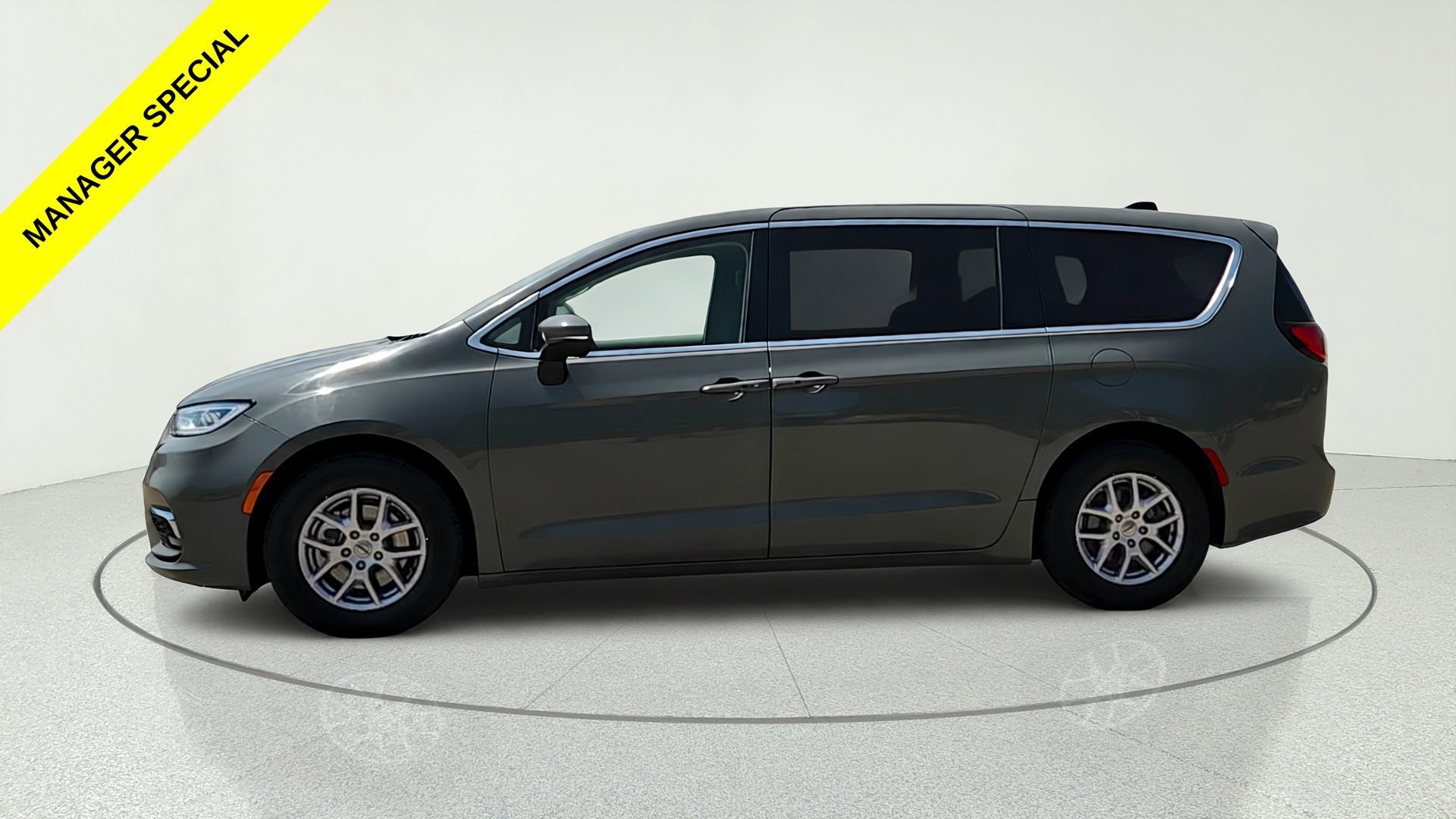 Used 2023 Gray Chrysler Touring L image 4