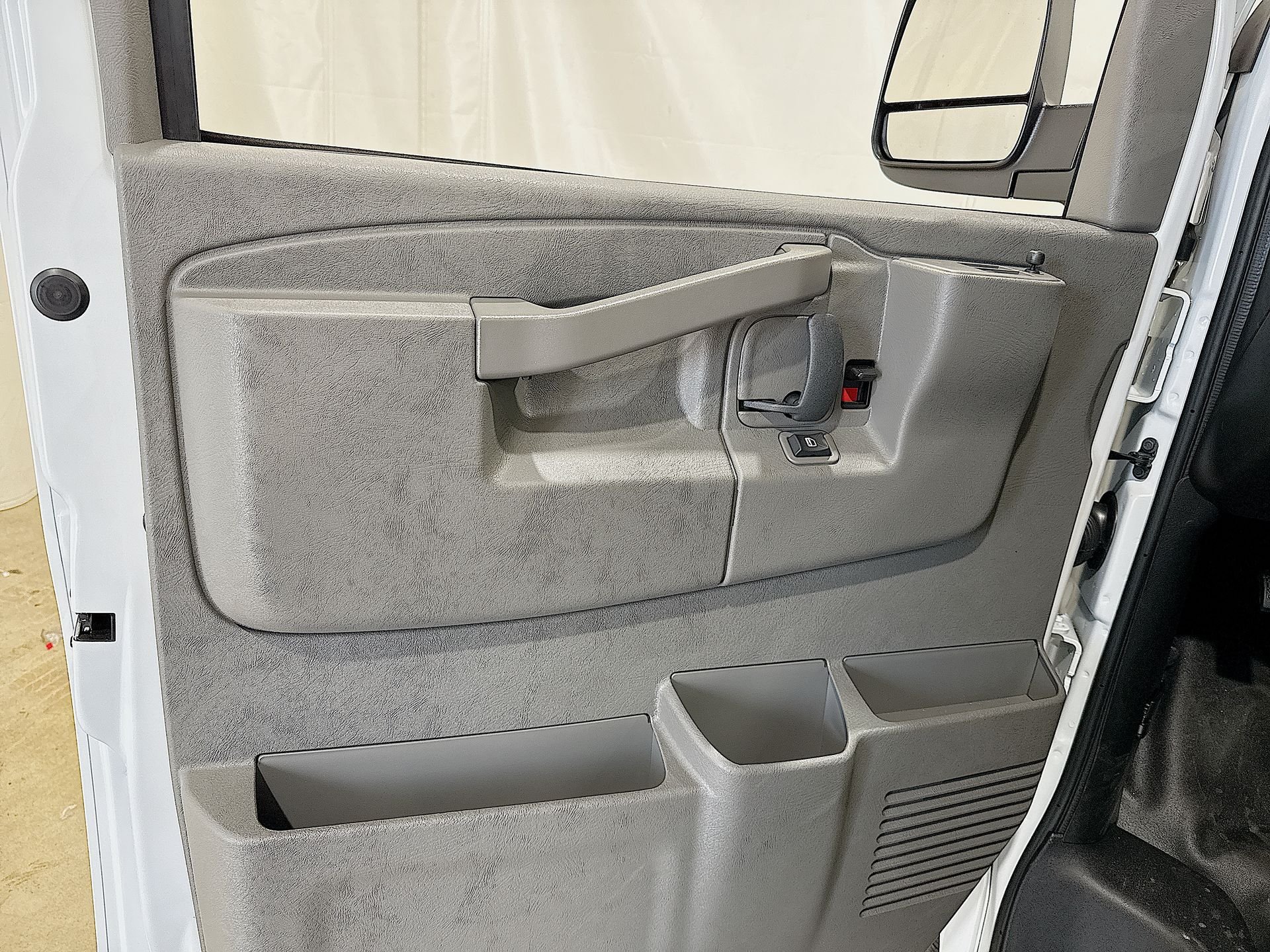 2025 GMC Savana Cargo Work Van - Photo 19