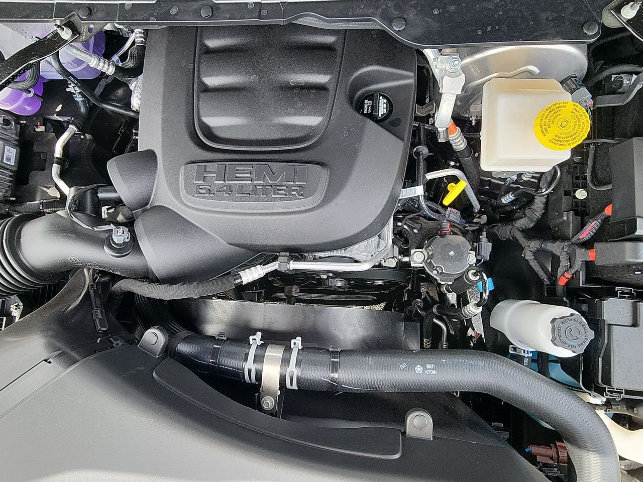 New 2026 Diamond Black Crystal Pearl-Coat Exterior Paint RAM Tradesman image 25