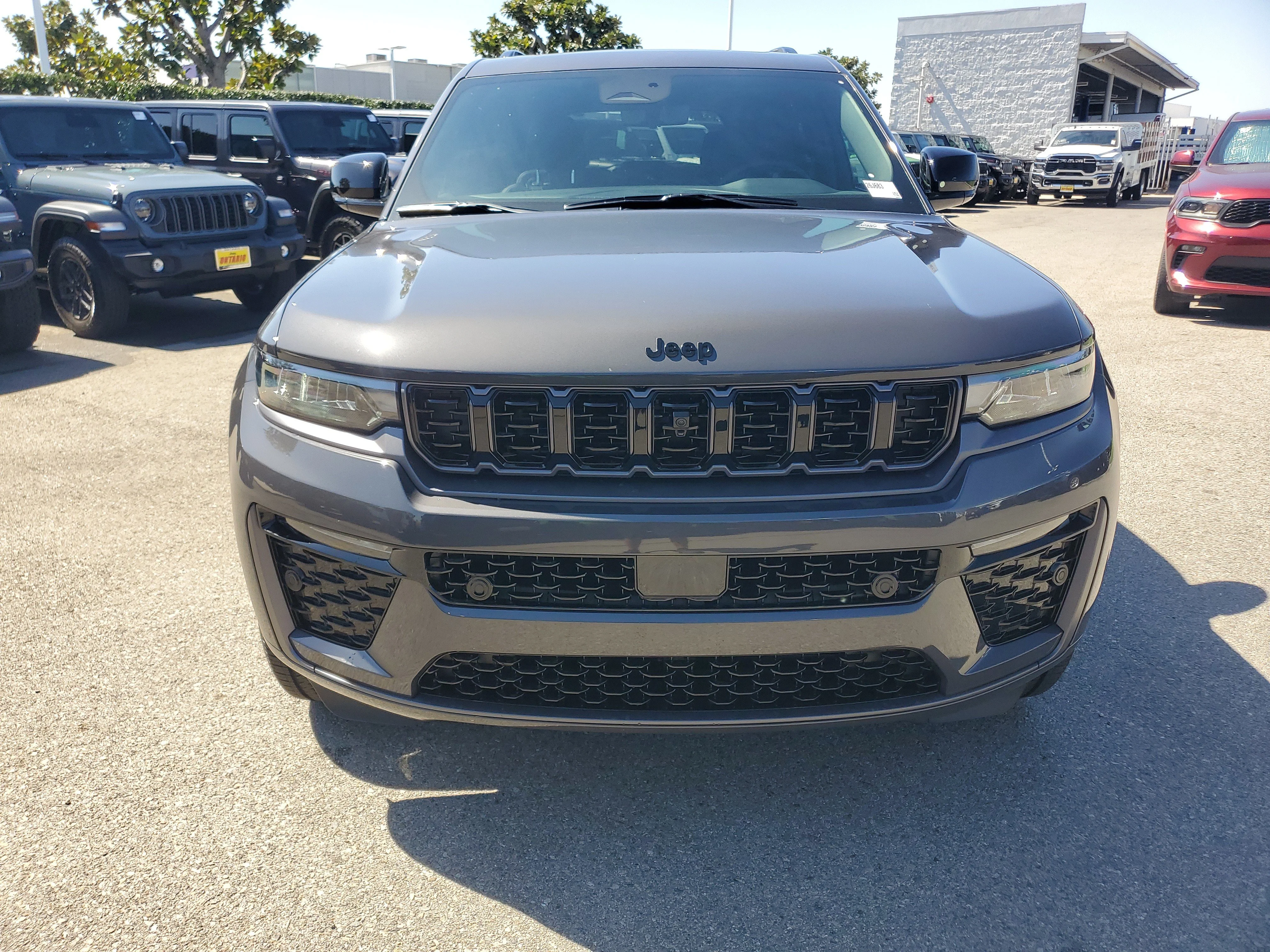 New 2026 Baltic Gray Metallic Clear-Coat Exterior Paint Jeep Limited Reserve image 9
