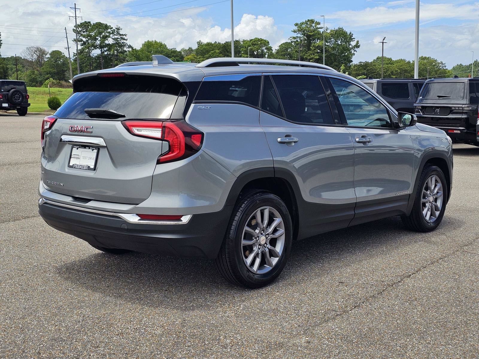 Used 2024 Sterling Metallic GMC SLT image 8