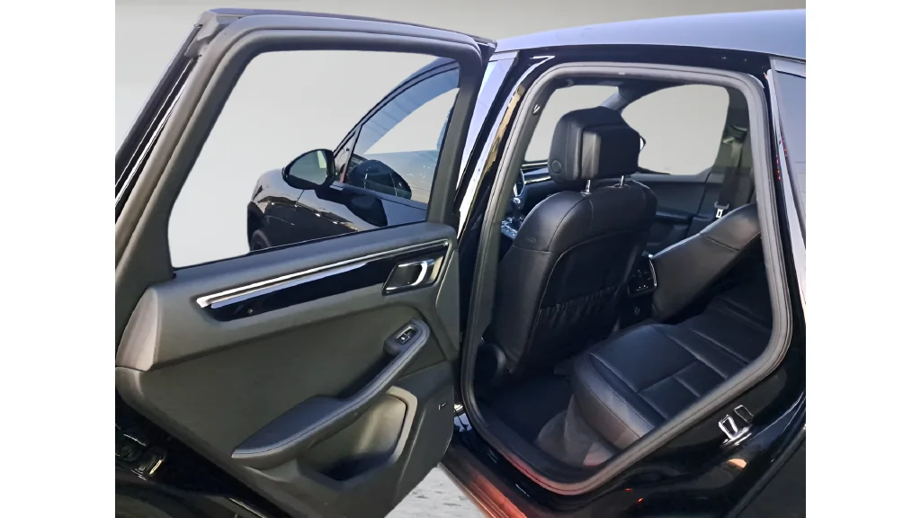 Used 2018  Porsche Base image 11