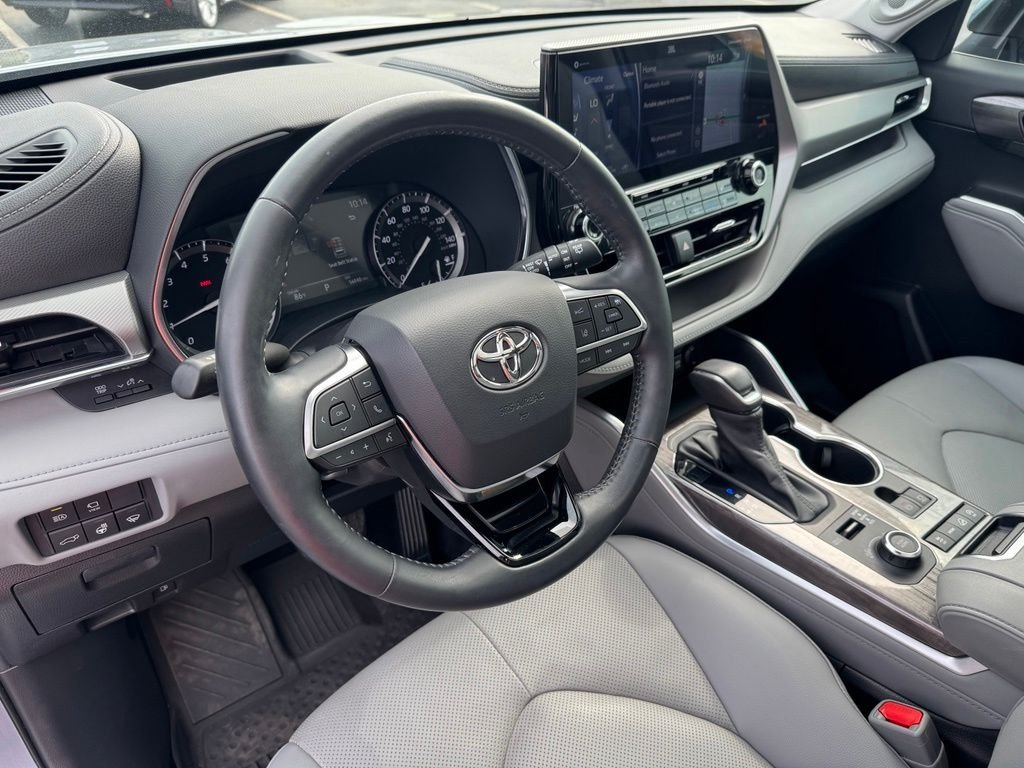 Used 2021  Toyota Platinum image 17