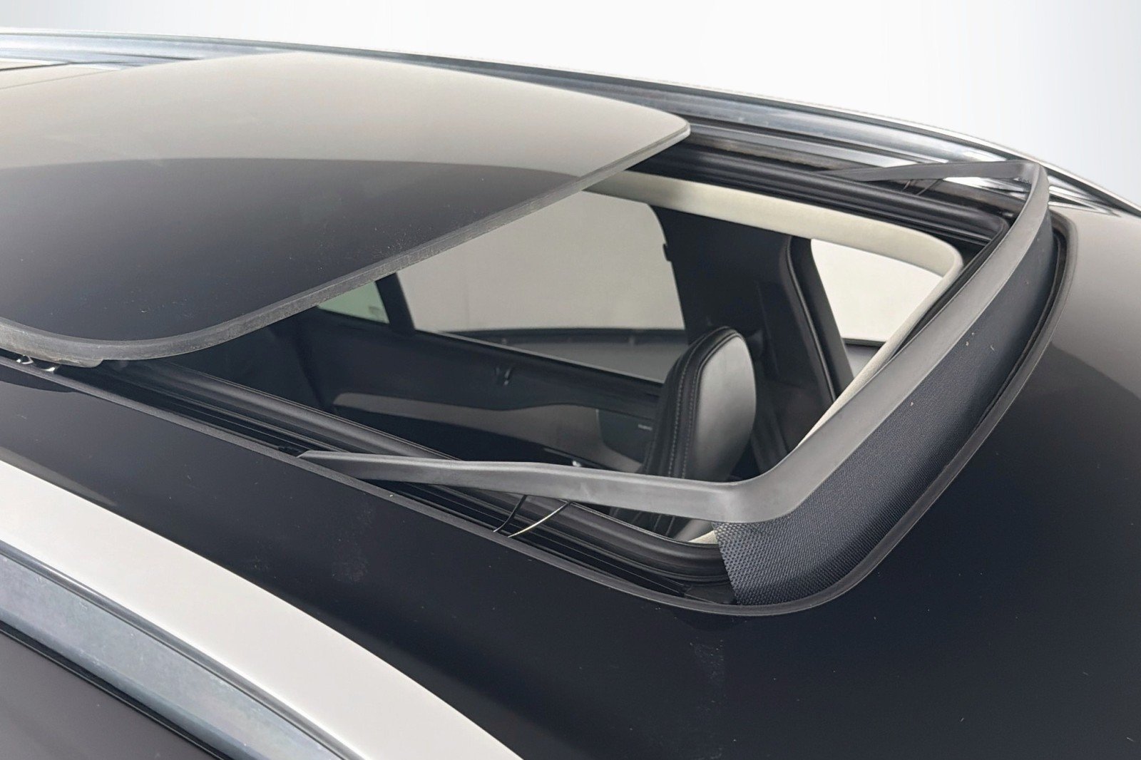 Used 2024 Onyx Black Metallic Volvo Ultimate Bright Theme image 23