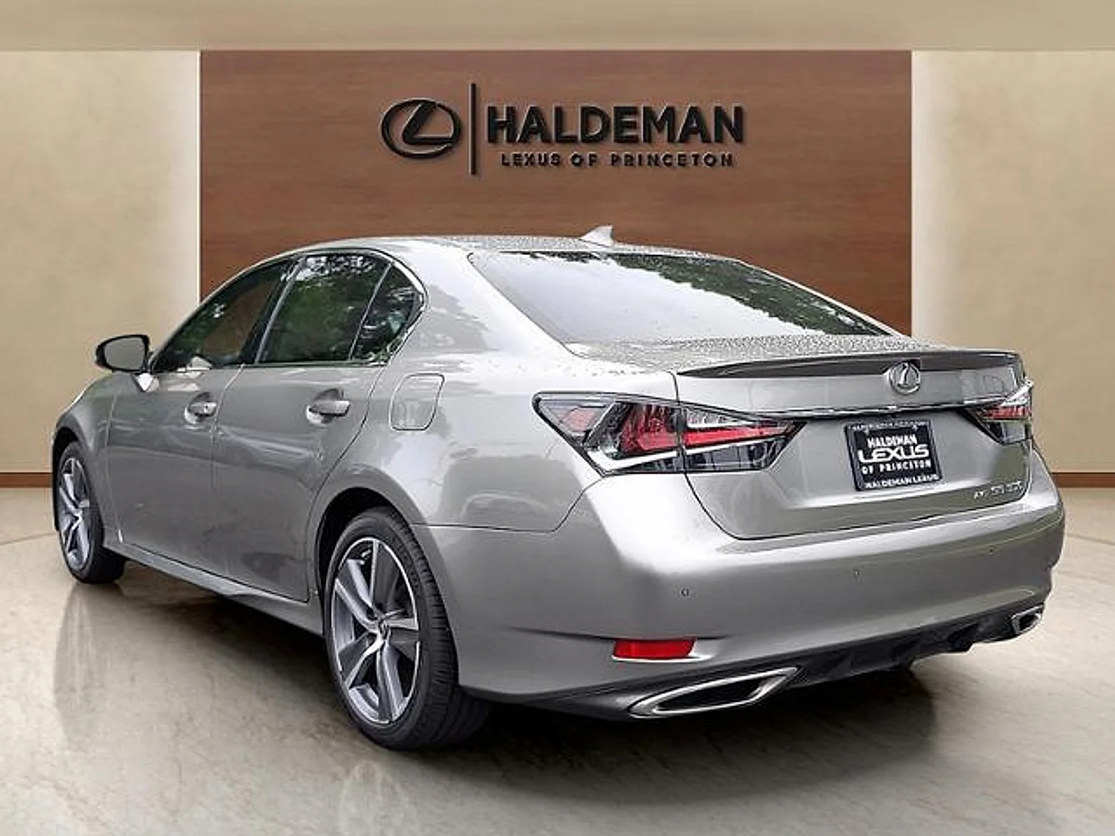 Used 2020 Atomic Silver Lexus  image 4