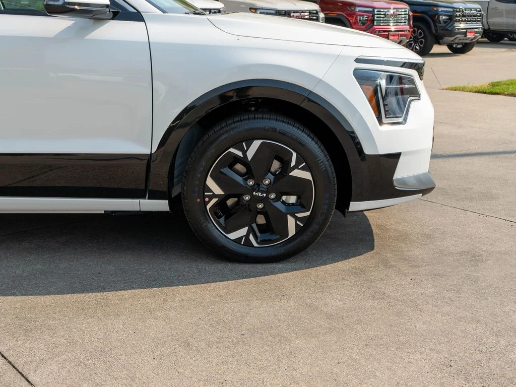 New 2026 Snow White Pearl Kia WIND image 33