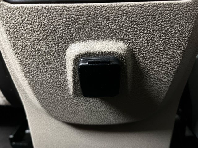 Used 2019 White Platinum Metallic Tri-Coat Ford SEL image 12