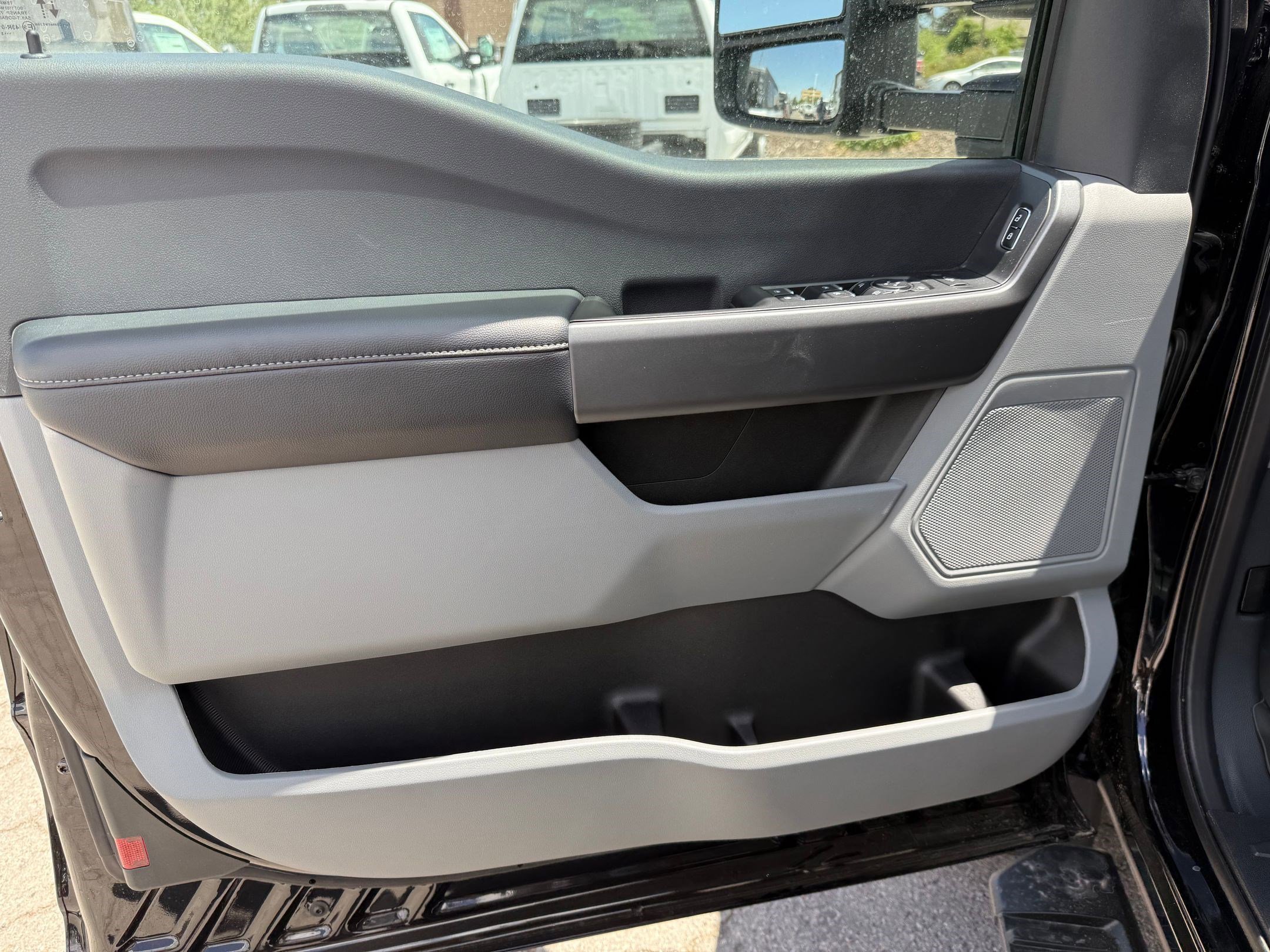 2025 Ford F-550 Super Duty Chassis Cab XLT - Photo 9