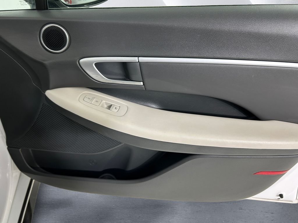 Used 2024 White Hyundai SEL image 15