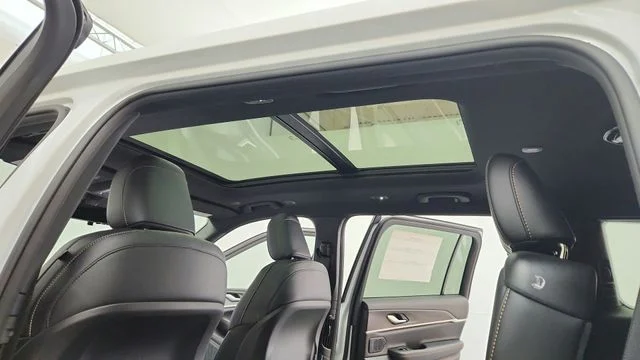 New 2026 Bright White Clear-Coat Exterior Paint Jeep  image 17