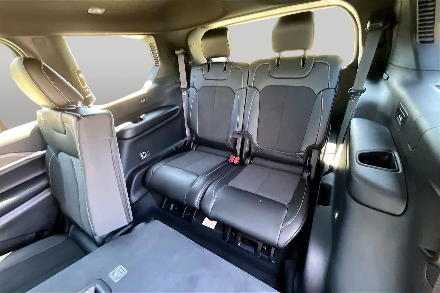New 2027 Bright White Clear-Coat Paint Jeep Laredo Altitude image 22