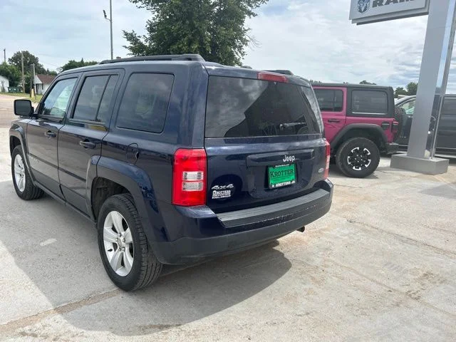 Used 2017 Blue Jeep Latitude image 5