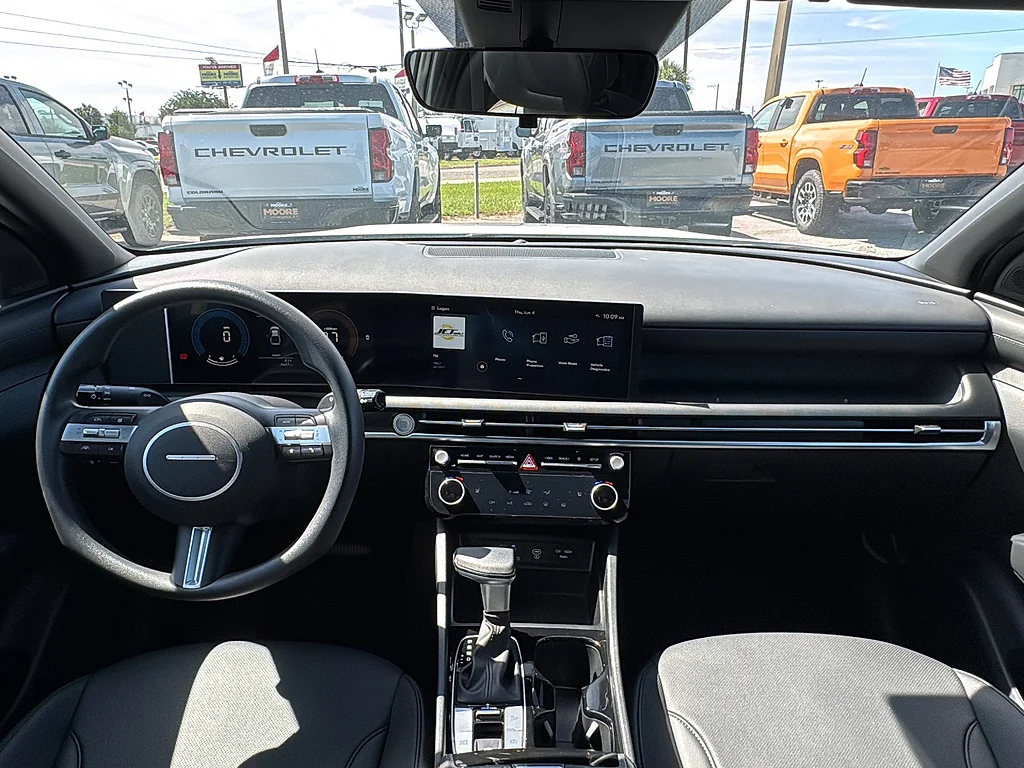 Used 2025 Atlas White Hyundai  image 17