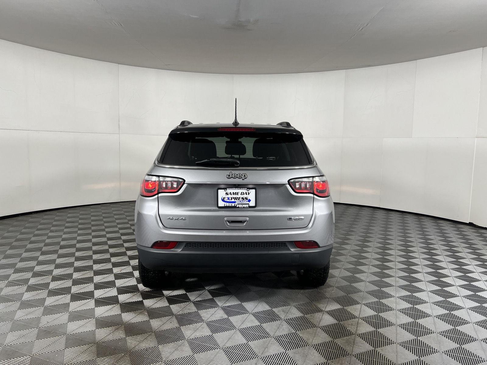 Used 2019 Billet Silver Metallic Clearcoat Jeep Latitude image 25