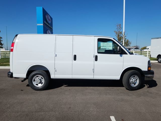 New 2025 Summit White Chevrolet WT image 9