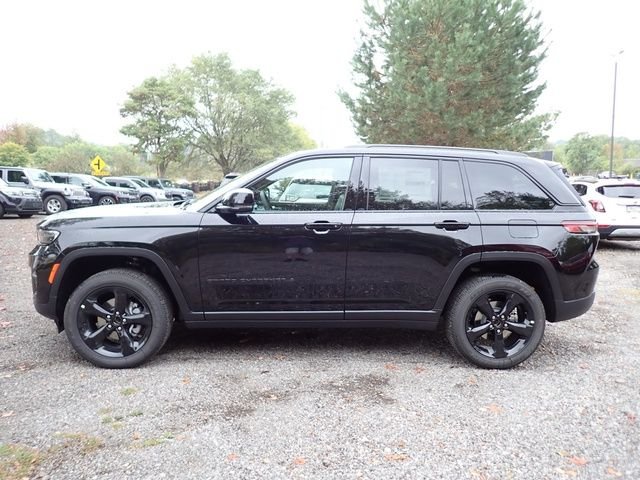 New 2025 Diamond Black Crystal Pearl-Coat Exterior Paint Jeep Altitude X image 2