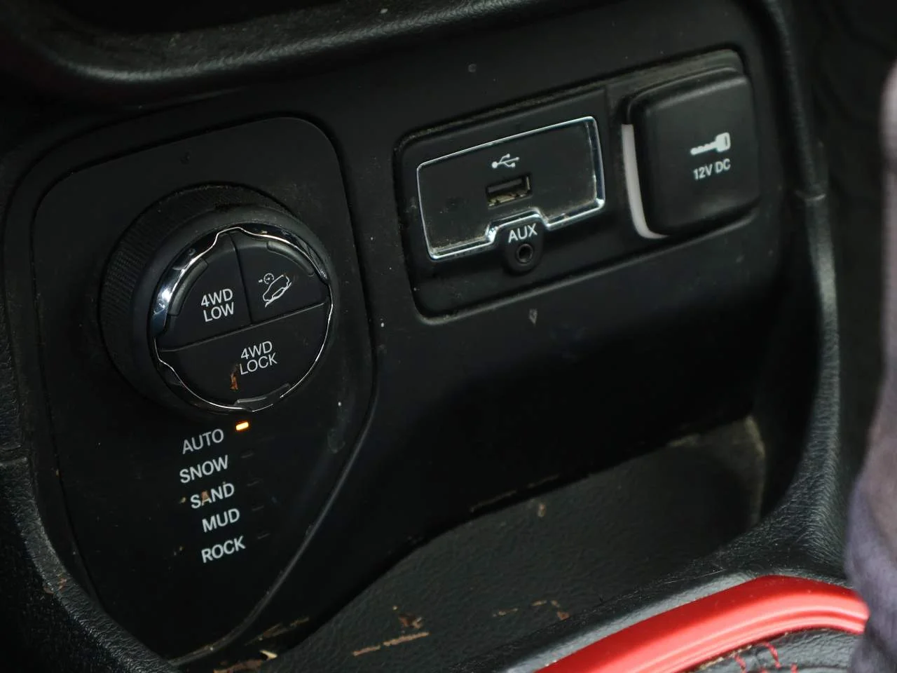 Used 2015 Alpine White Jeep Trailhawk image 13