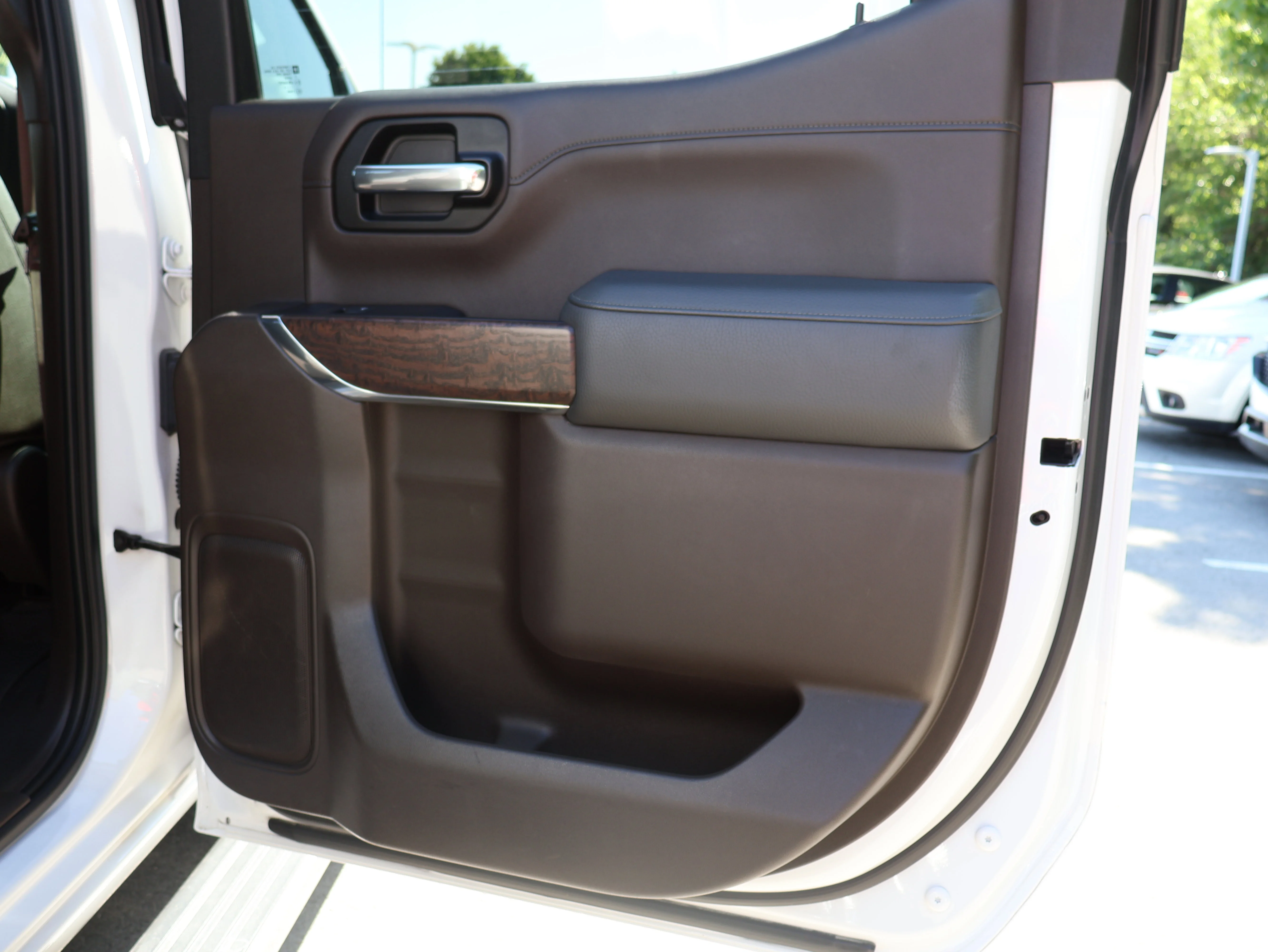 Used 2019 White Frost Tricoat GMC Denali image 15