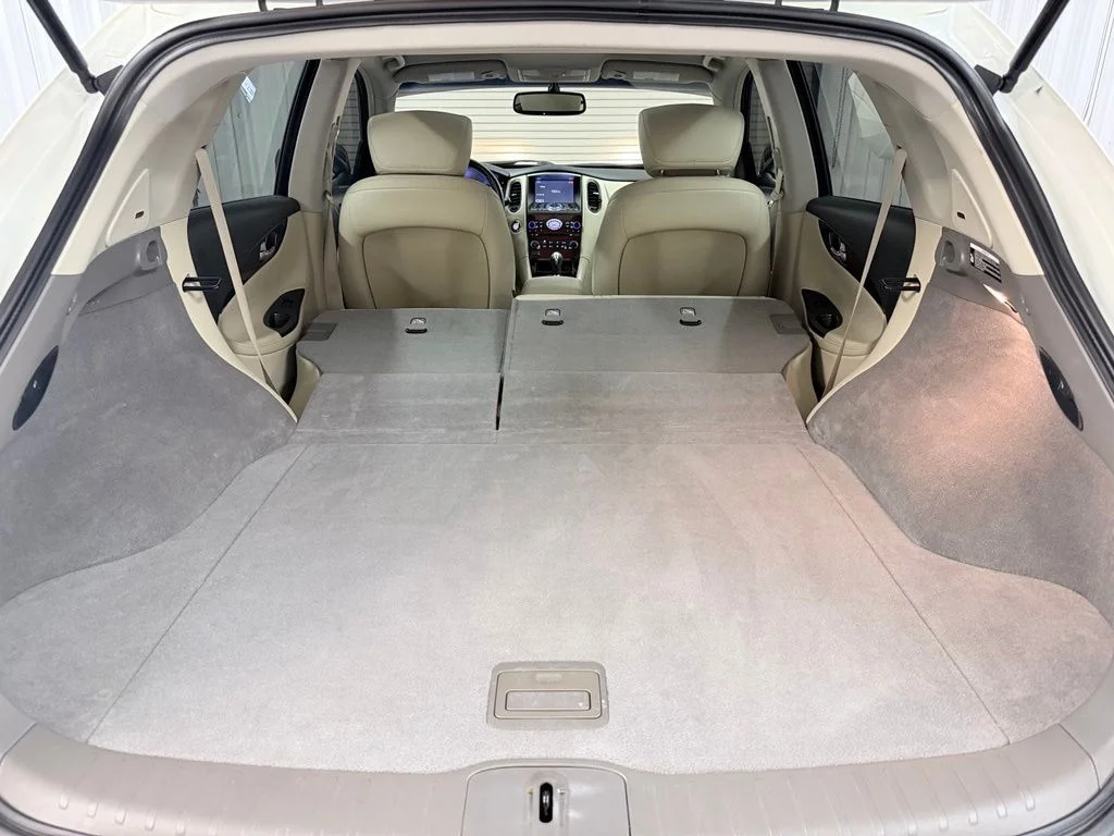 Used 2017 White INFINITI Base image 36