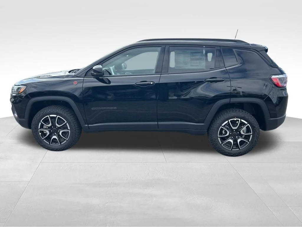 New 2026 Diamond Black Crystal Pearl-Coat Exterior Paint Jeep Trailhawk image 9
