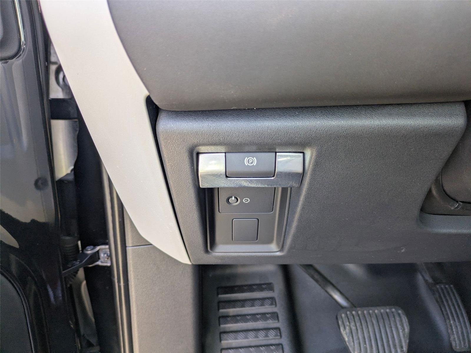 Used 2025  Land Rover S image 16