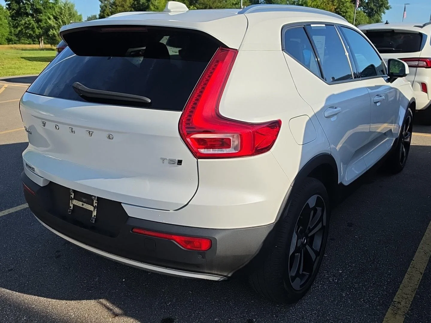 Used 2022 Crystal White Metallic Volvo Momentum image 3