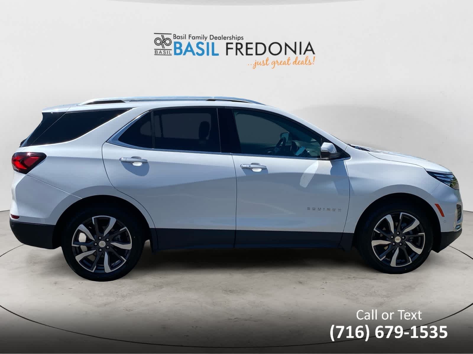 Used 2022 Iridescent Pearl Tricoat Chevrolet Premier image 9