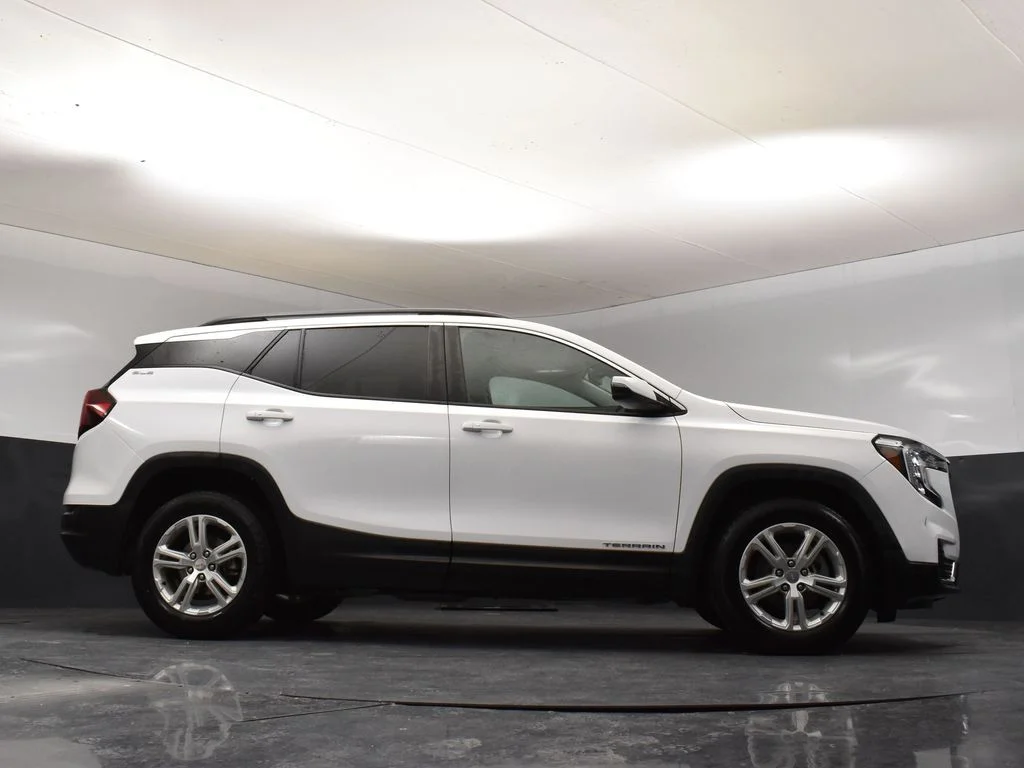 Used 2022 White GMC SLE image 11