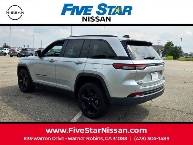 Used 2022 Silver Jeep Altitude image 9
