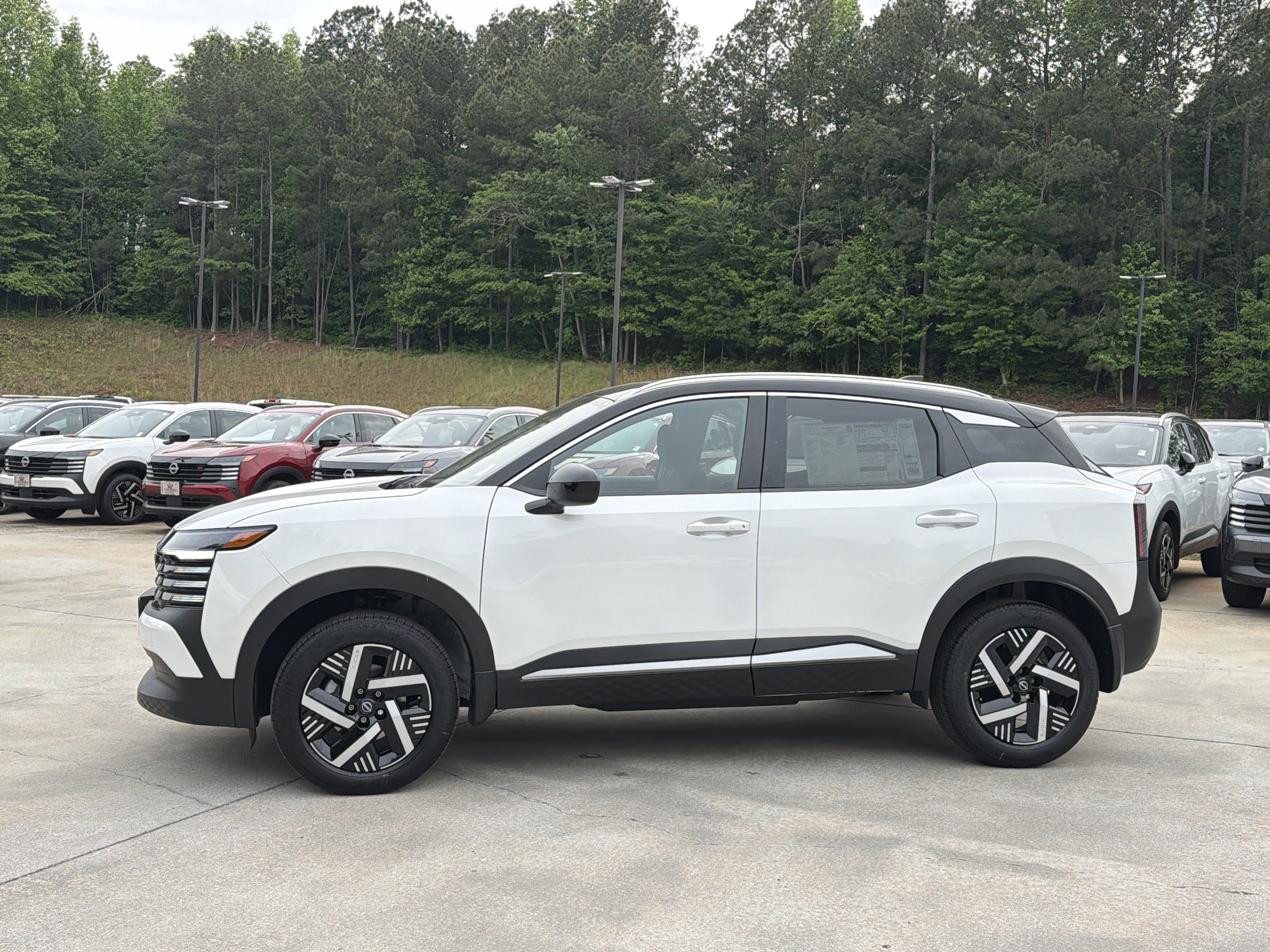 New 2026 Aspen White Tricoat/Super Black Nissan SV image 5