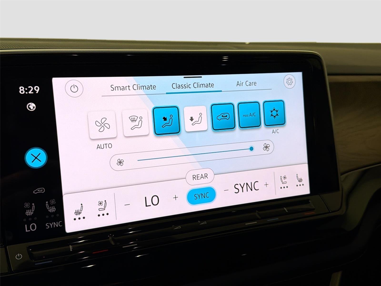 Used 2024  Volkswagen 2.0T SE w/Technology image 14