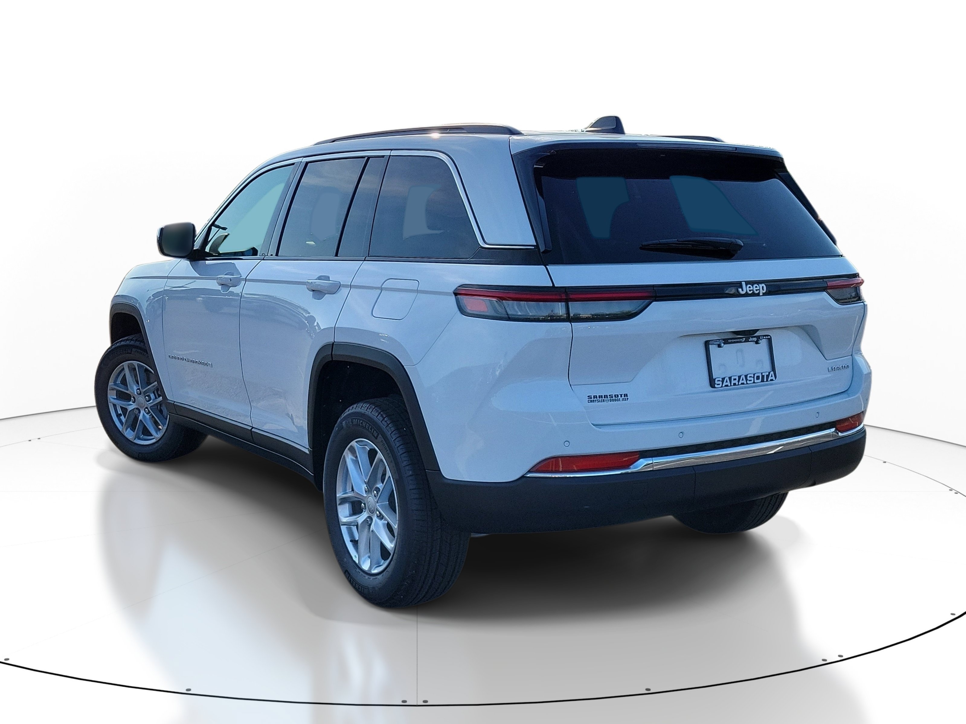 New 2026 Bright White Clear-Coat Exterior Paint Jeep Laredo image 4