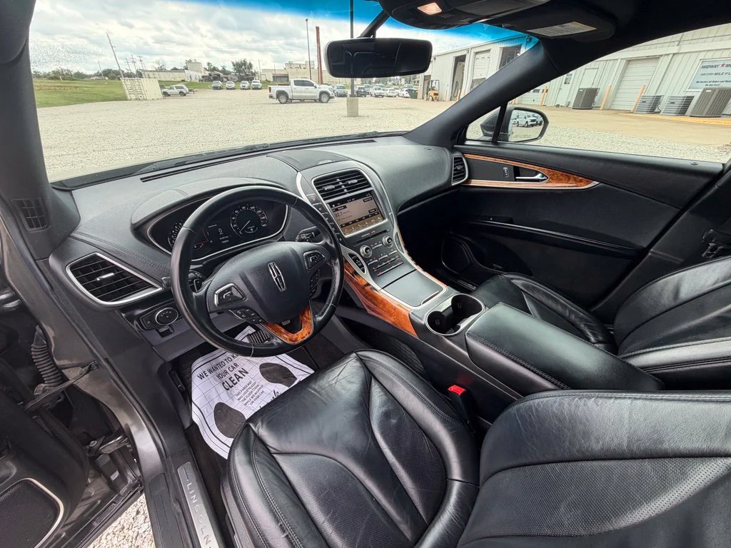Used 2017 Gray Lincoln Select image 13