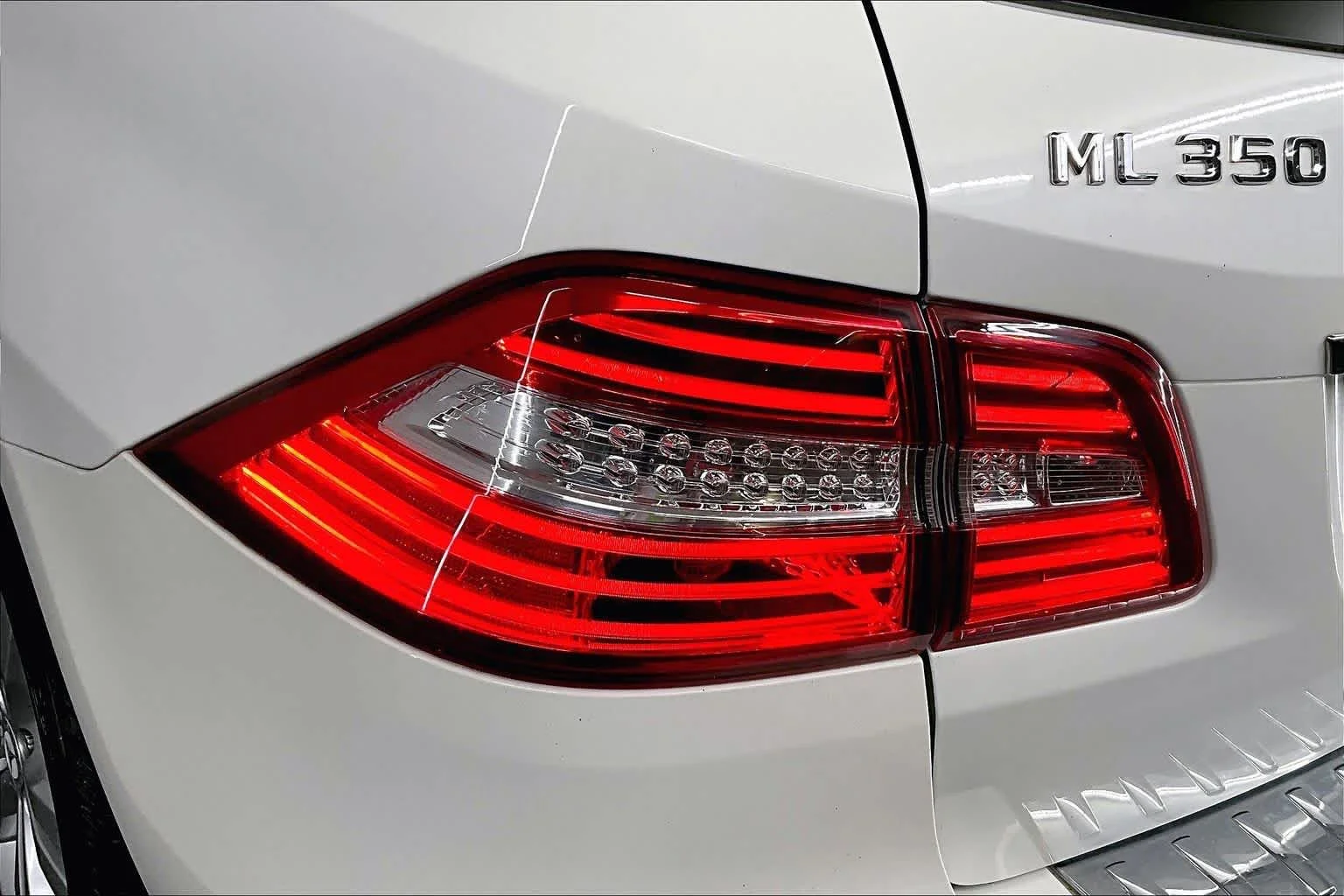 Used 2012 Arctic White Mercedes-Benz ML 350 image 28
