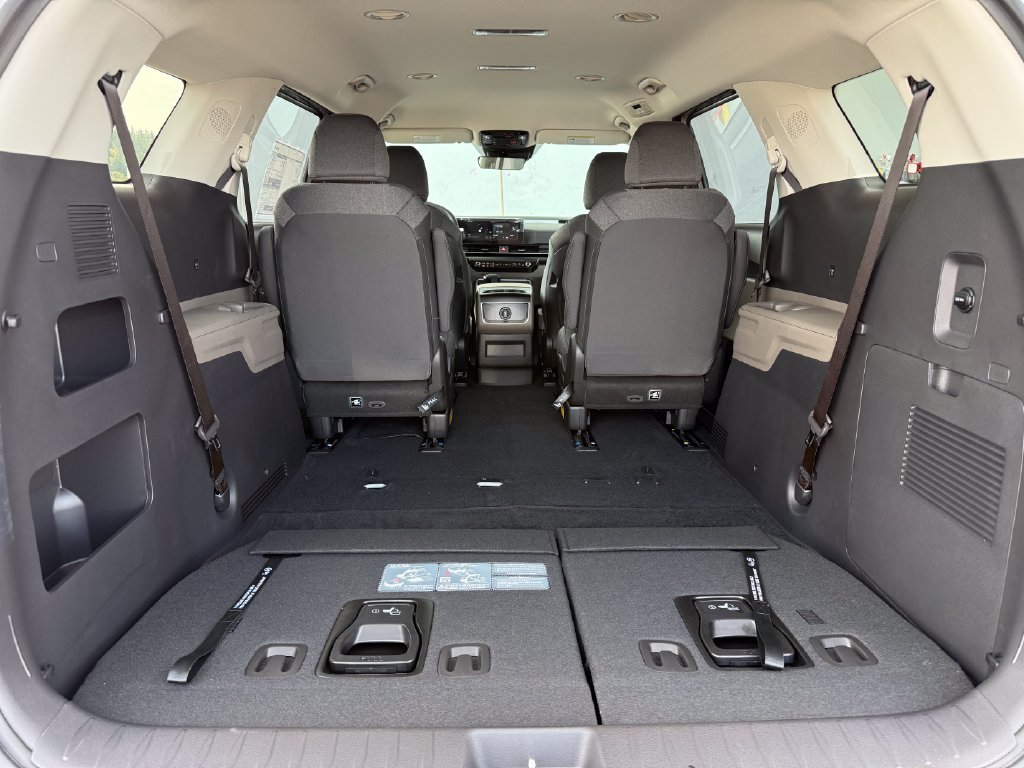 New 2027 Ceramic Silver Kia LX image 11